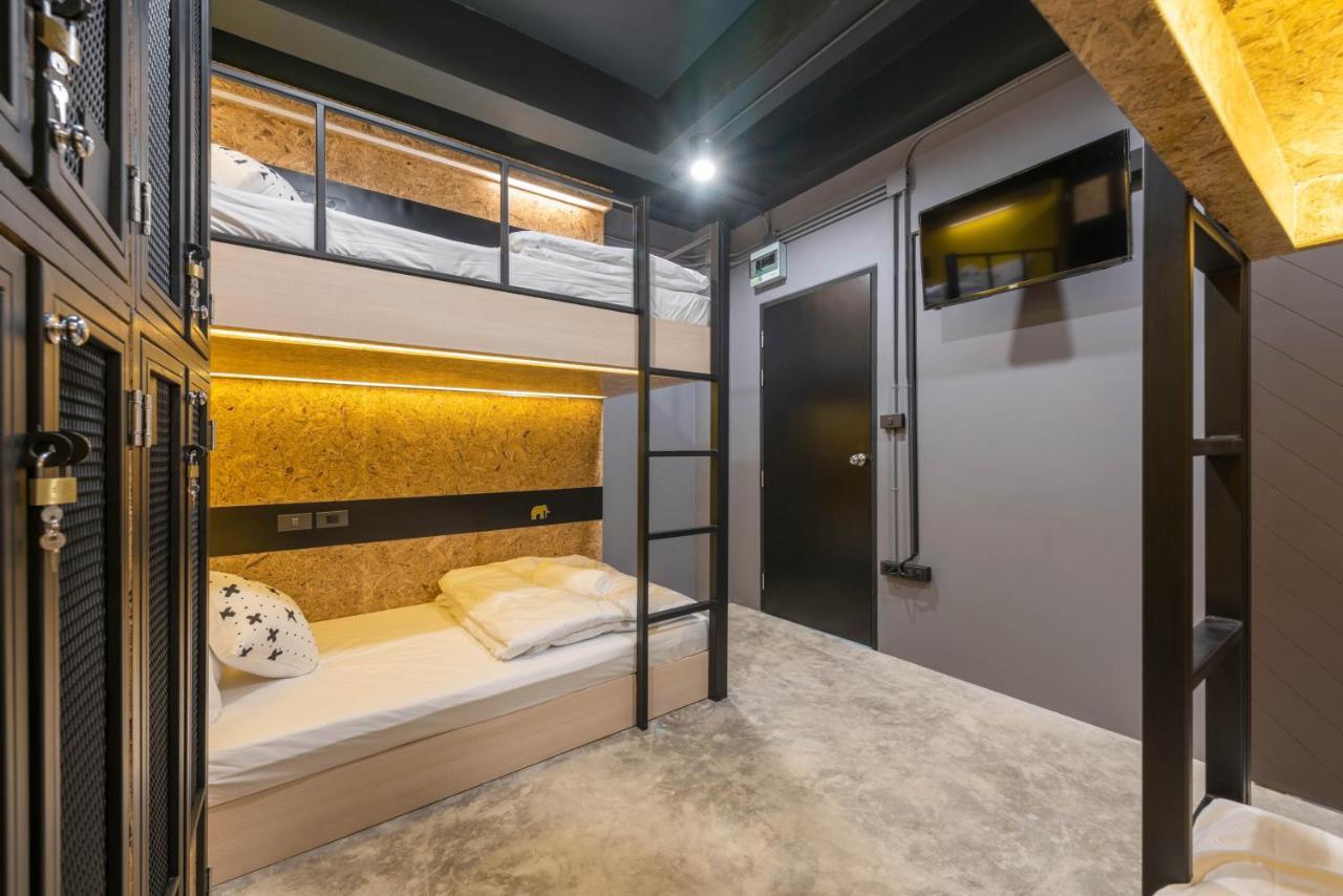 Lobsuek Hostel Bangkok property interior or exterior